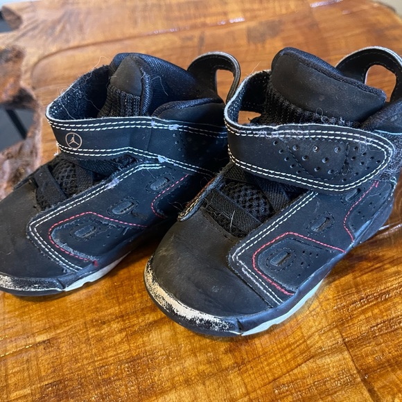 Size 6C Jordan sneakers. Worn previously - Picture 3 of 6
